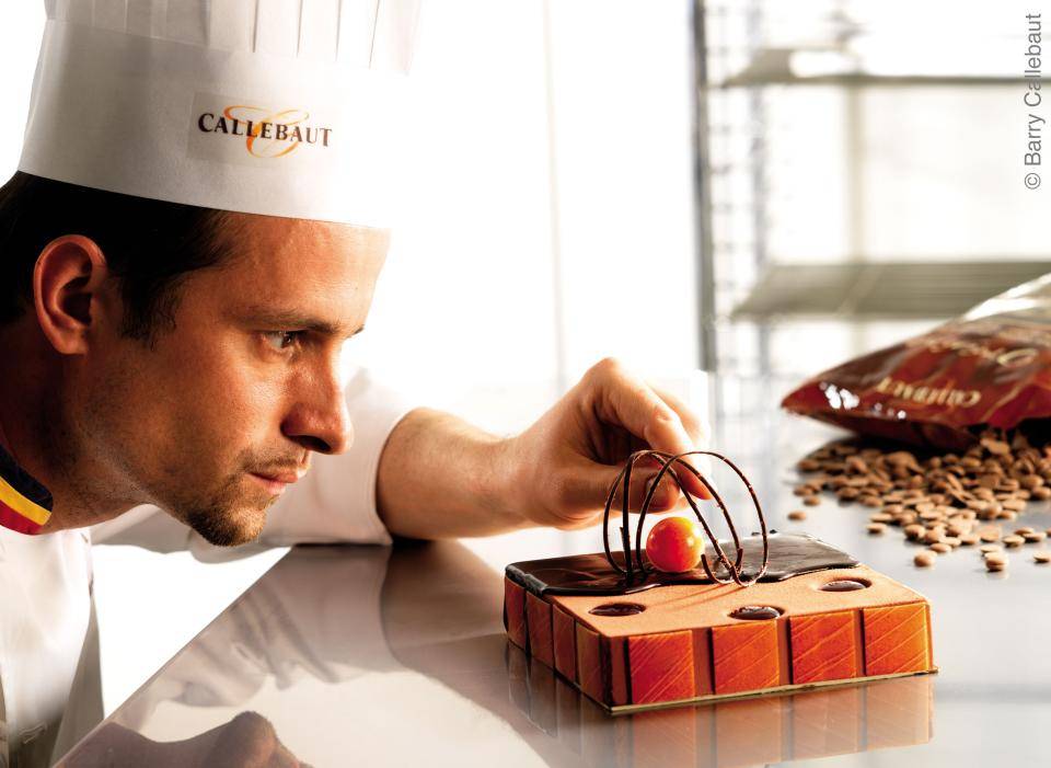 Chef finalizando com delicadeza sobremesa fina sem glúten 